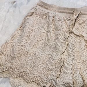 Ecru embroidered shorts
